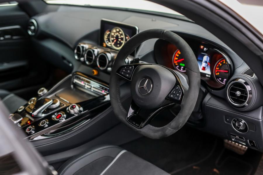Интерьер Mercedes-AMG GT R (C190) 2017 года  (MY) (фото 13 из 25)